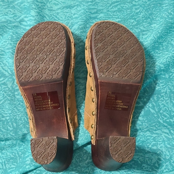 Roxy "Yodel" Suede Heels - Picture 11 of 14